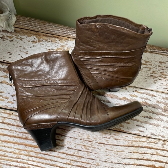 Cobb Hill sz 8 brown leather boots - Picture 1 of 6